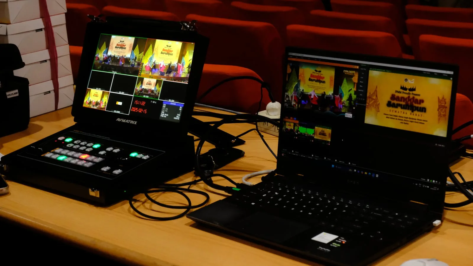 Switcher video dan laptop streaming milik Everyday Production sedang dipakai di sebuah acara.